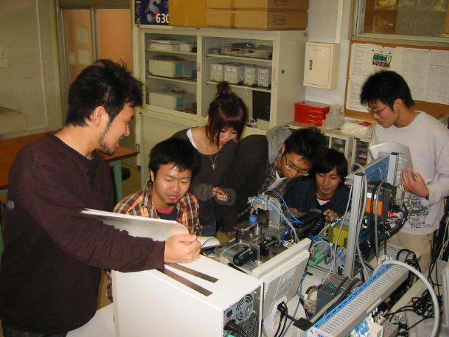 メカトロニクス実験室で実験中の学生